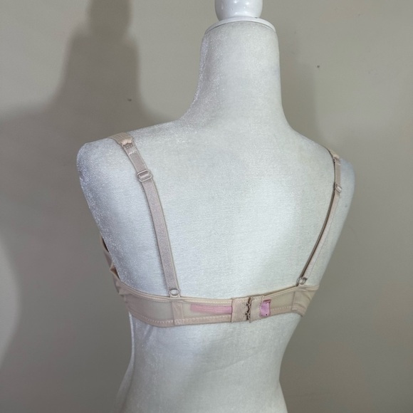 True sz  36C bra in a soft cream. Beautiful bra pretty details underwire - Picture 3 of 12